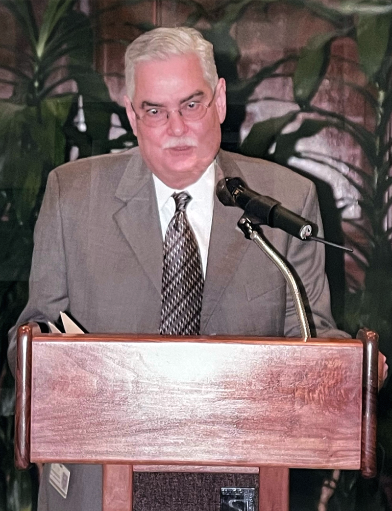 Foto del Sr. Miguel J. Rodriguez Ferná hablando en podio.